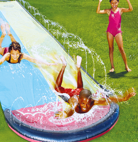 niños deslizandose en agua