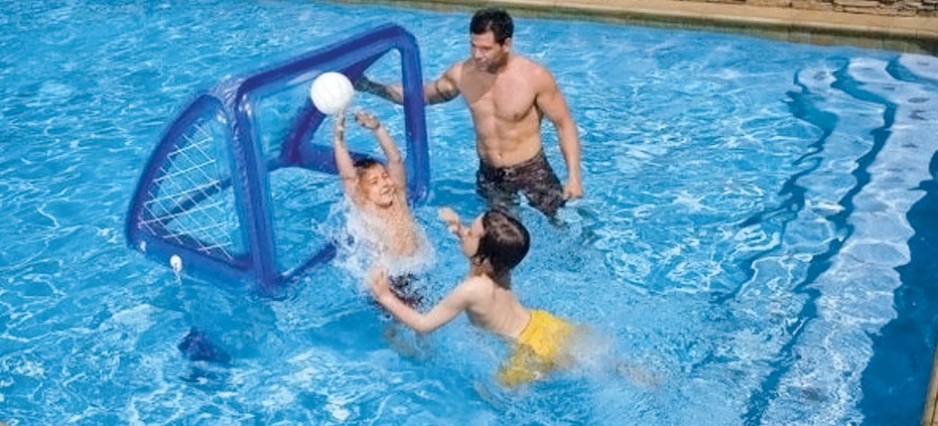 porteria inflable para alberca con personas jugando